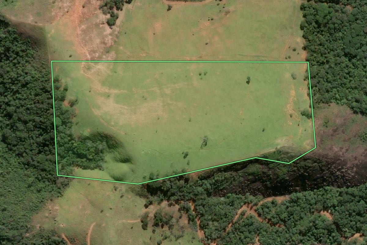 Imagem de satélite do imóvel rural em Paty do Alferes (RJ), com o contorno declarado no CAR desenhado por cima.