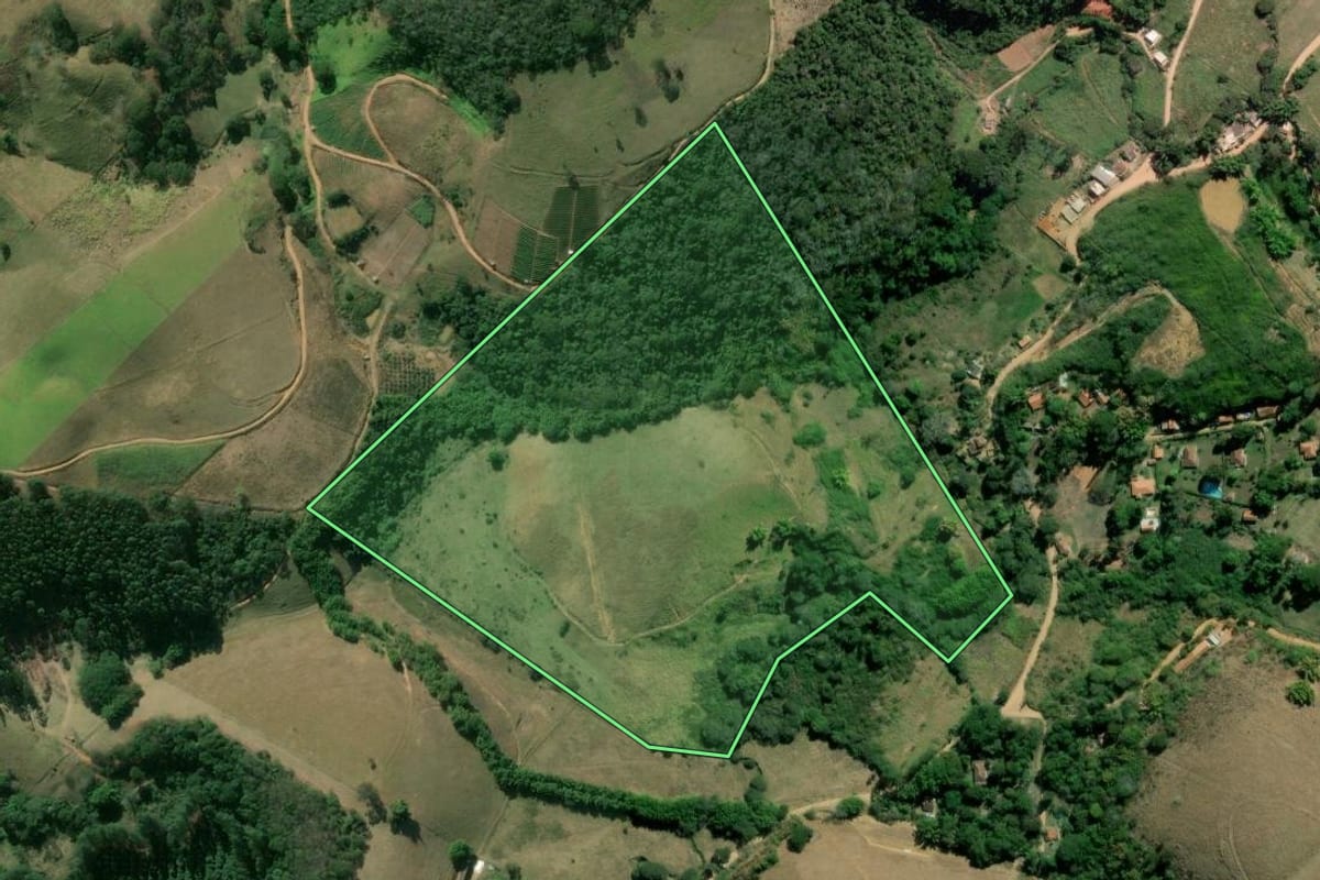 Imagem de satélite do imóvel rural em Paty do Alferes (RJ), com o contorno declarado no CAR desenhado por cima.