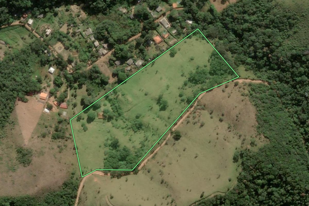Imagem de satélite do imóvel rural em Paty do Alferes (RJ), com o contorno declarado no CAR desenhado por cima.