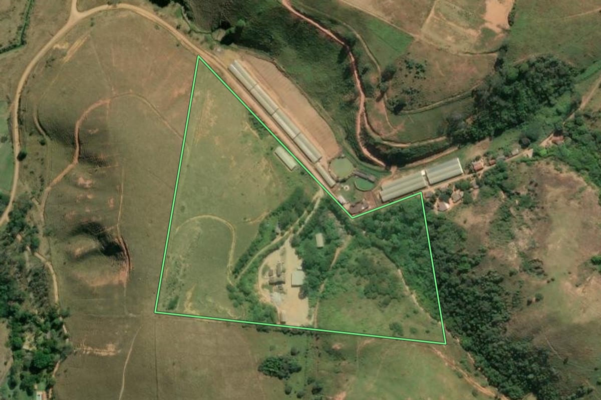 Imagem de satélite do imóvel rural em Paty do Alferes (RJ), com o contorno declarado no CAR desenhado por cima.