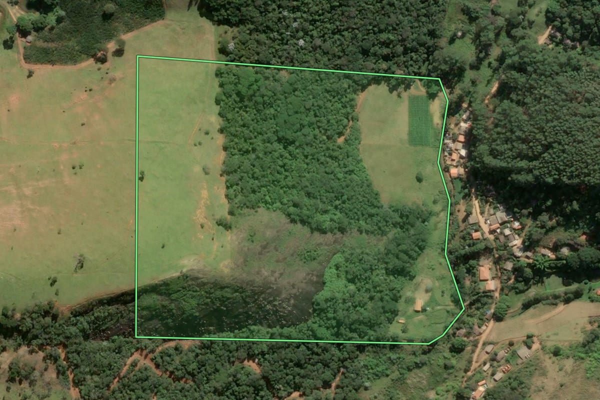 Imagem de satélite do imóvel rural em Paty do Alferes (RJ), com o contorno declarado no CAR desenhado por cima.