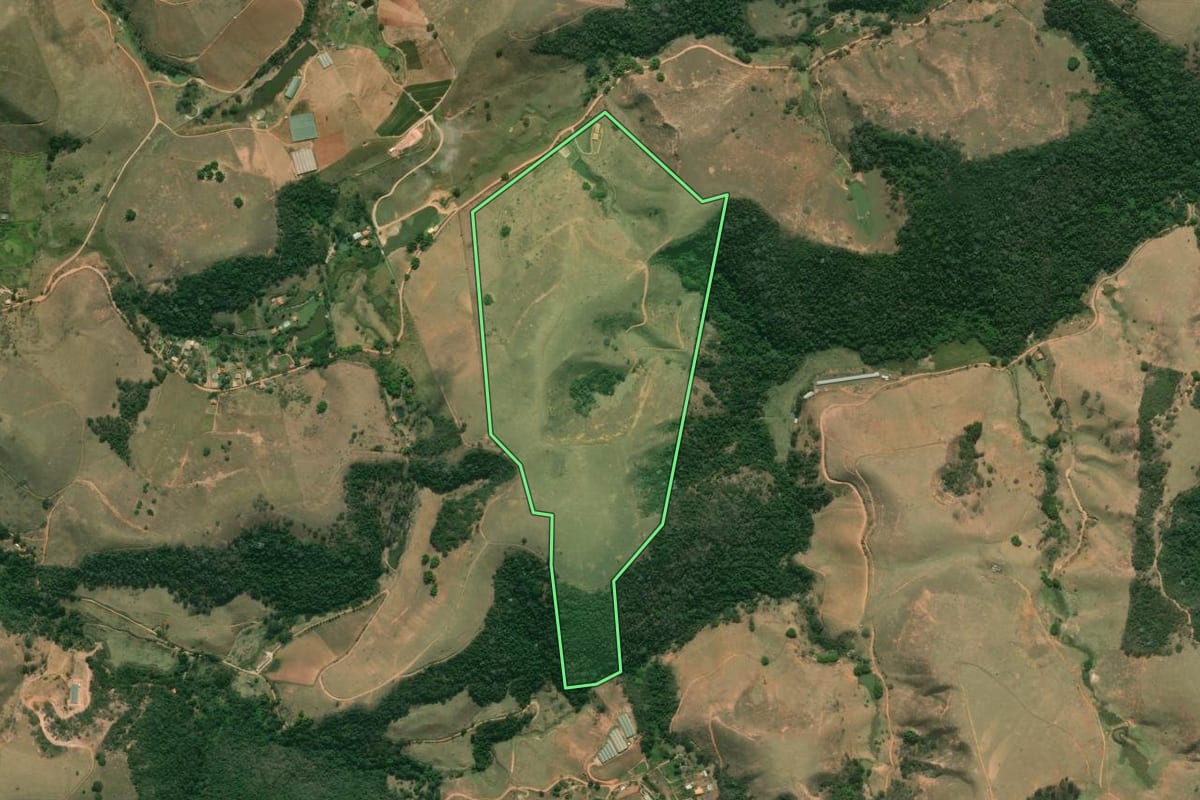 Imagem de satélite do imóvel rural em Paty do Alferes (RJ), com o contorno declarado no CAR desenhado por cima.
