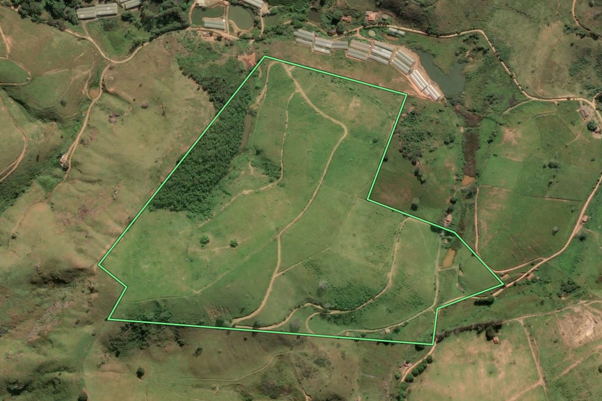 Imagem de satélite do imóvel rural em Paty do Alferes (RJ), com o contorno declarado no CAR desenhado por cima.