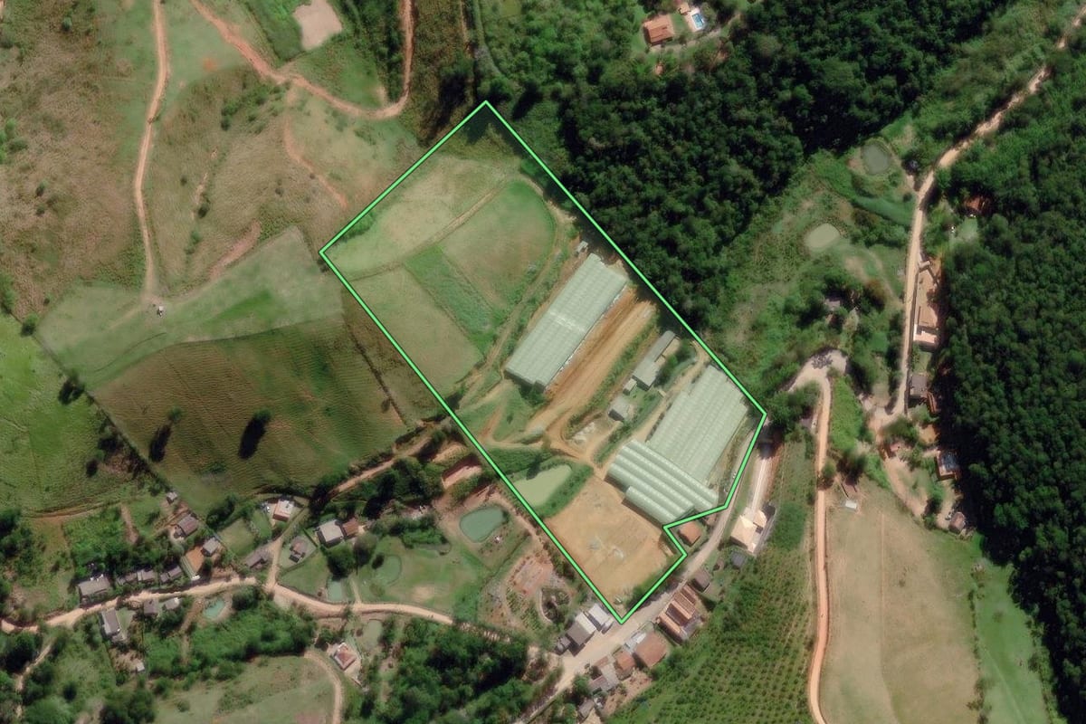 Imagem de satélite do imóvel rural em Paty do Alferes (RJ), com o contorno declarado no CAR desenhado por cima.