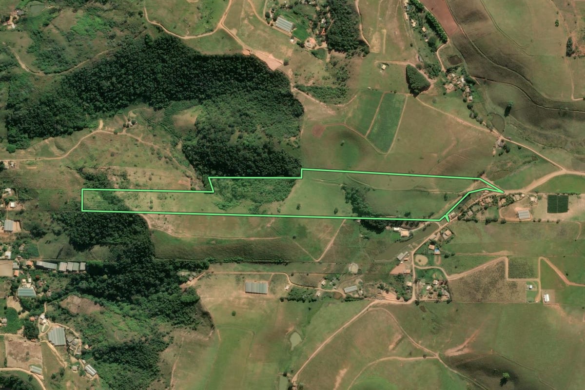 Imagem de satélite do imóvel rural em Paty do Alferes (RJ), com o contorno declarado no CAR desenhado por cima.