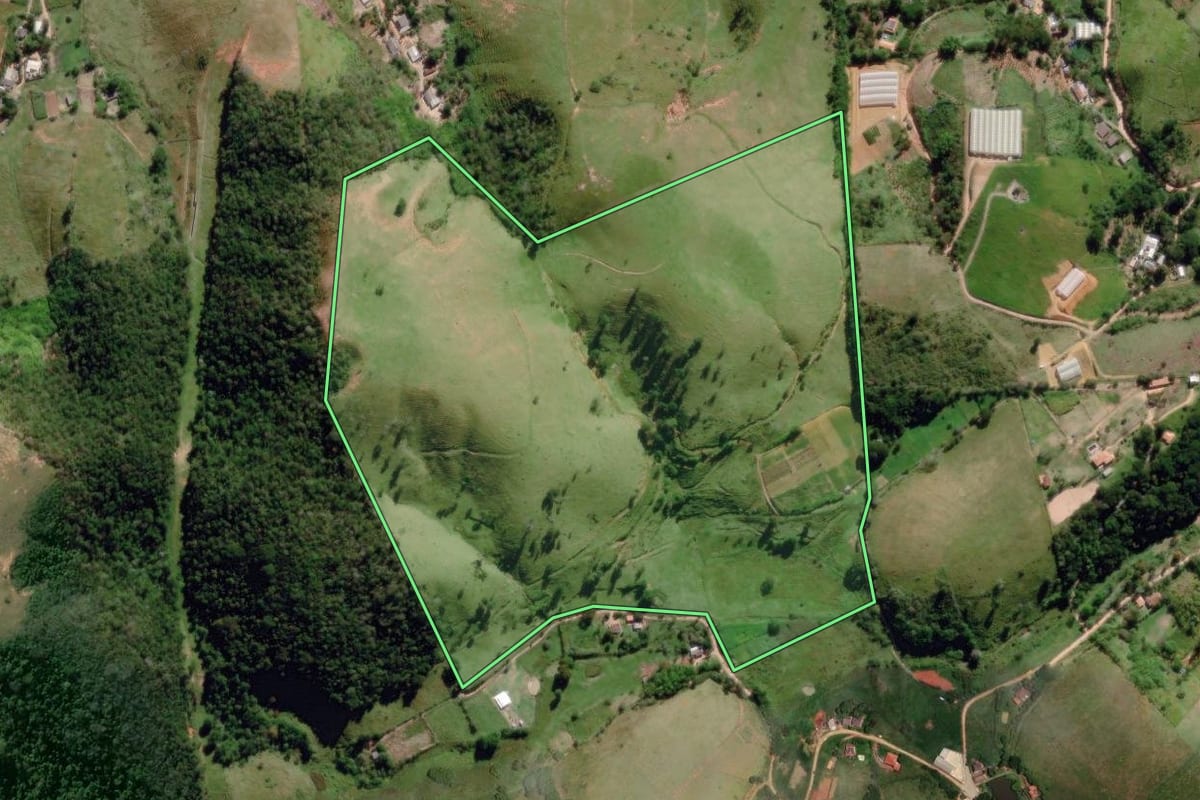 Imagem de satélite do imóvel rural em Paty do Alferes (RJ), com o contorno declarado no CAR desenhado por cima.