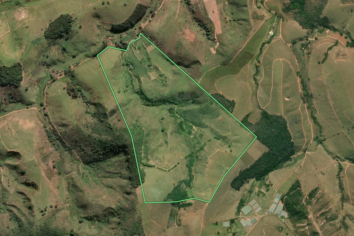 Imagem de satélite do imóvel rural em Paty do Alferes (RJ), com o contorno declarado no CAR desenhado por cima.
