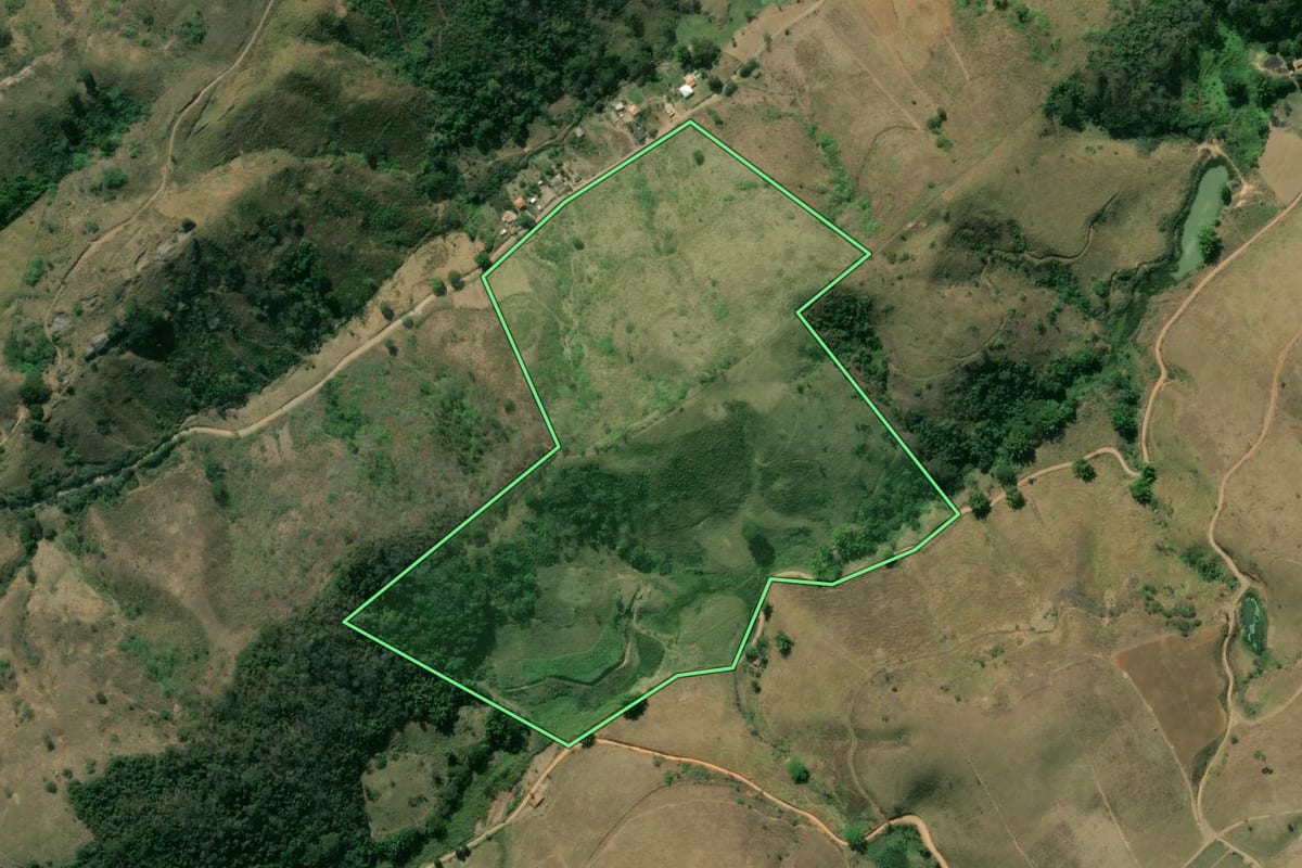 Imagem de satélite do imóvel rural em Paty do Alferes (RJ), com o contorno declarado no CAR desenhado por cima.