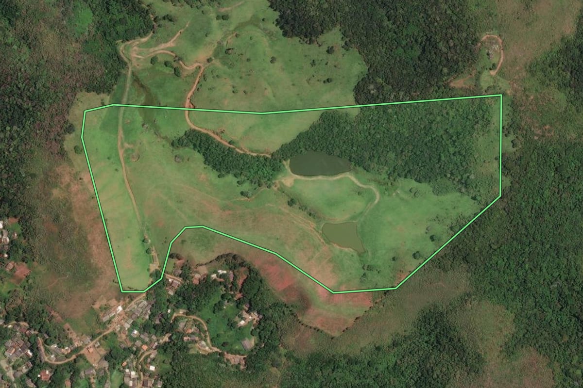 Imagem de satélite do imóvel rural em Paty do Alferes (RJ), com o contorno declarado no CAR desenhado por cima.