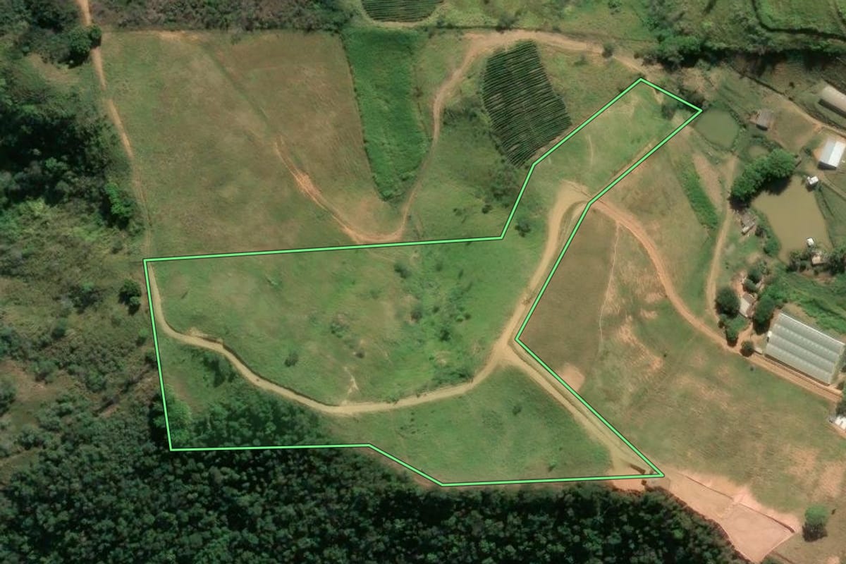 Imagem de satélite do imóvel rural em Paty do Alferes (RJ), com o contorno declarado no CAR desenhado por cima.