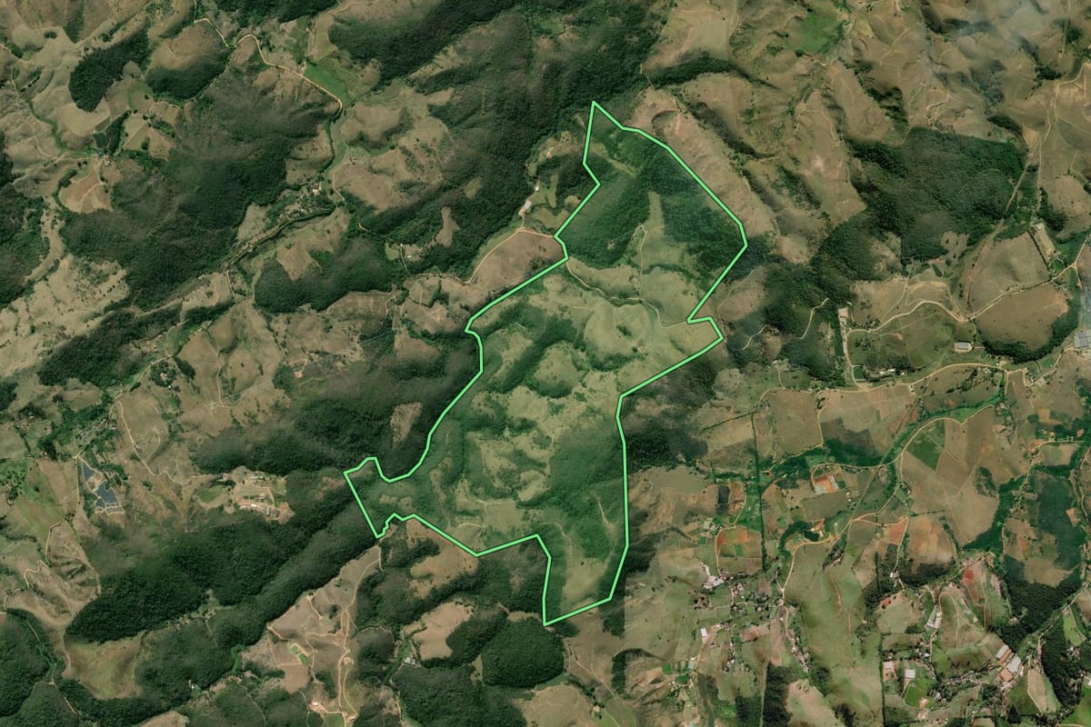 Imagem de satélite do imóvel rural em Paty do Alferes (RJ), com o contorno declarado no CAR desenhado por cima.