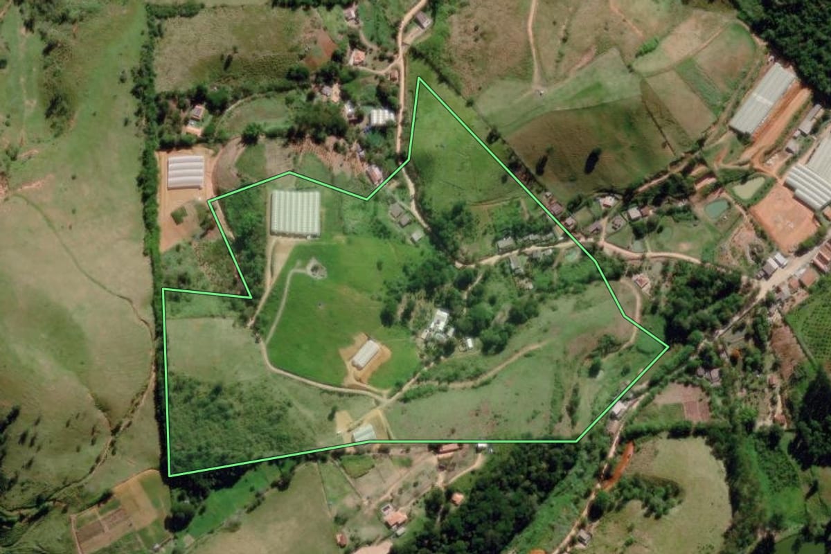 Imagem de satélite do imóvel rural em Paty do Alferes (RJ), com o contorno declarado no CAR desenhado por cima.