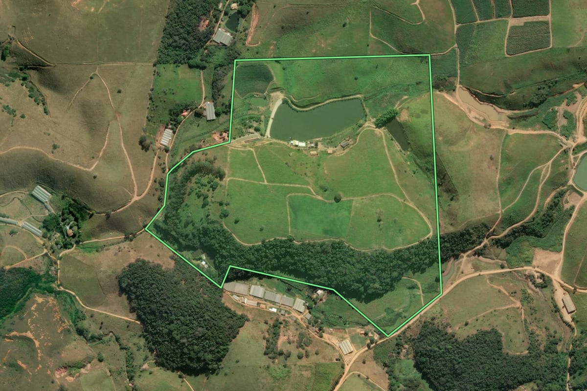 Imagem de satélite do imóvel rural em Paty do Alferes (RJ), com o contorno declarado no CAR desenhado por cima.