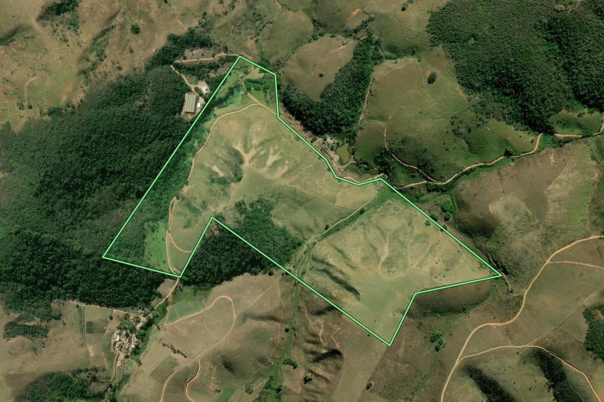 Imagem de satélite do imóvel rural em Paty do Alferes (RJ), com o contorno declarado no CAR desenhado por cima.