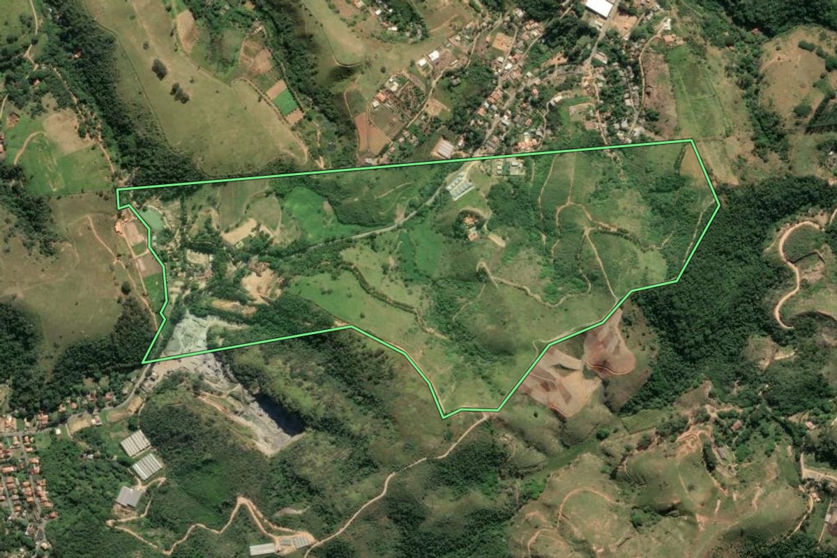 Imagem de satélite do imóvel rural em Paty do Alferes (RJ), com o contorno declarado no CAR desenhado por cima.