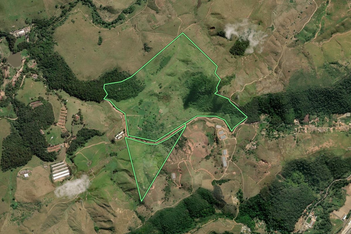 Imagem de satélite do imóvel rural em Paty do Alferes (RJ), com o contorno declarado no CAR desenhado por cima.