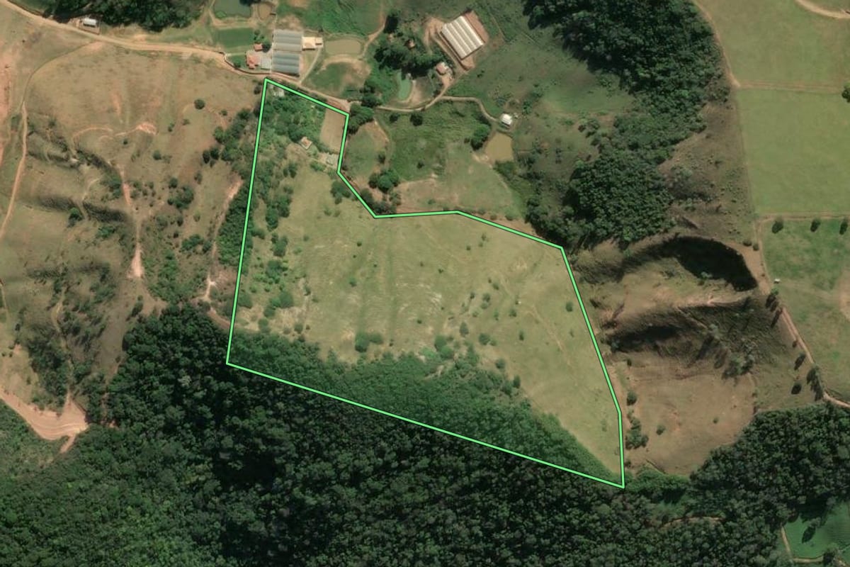 Imagem de satélite do imóvel rural em Paty do Alferes (RJ), com o contorno declarado no CAR desenhado por cima.