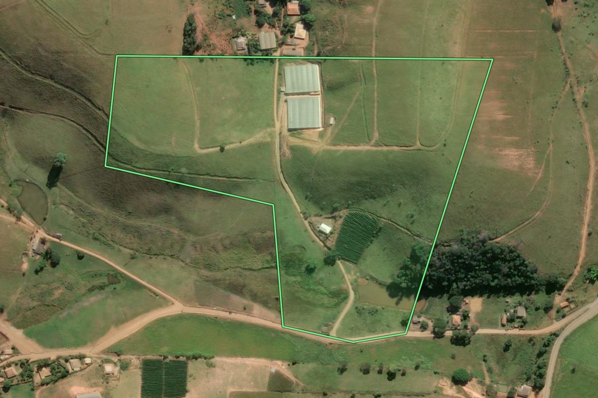 Imagem de satélite do imóvel rural em Paty do Alferes (RJ), com o contorno declarado no CAR desenhado por cima.