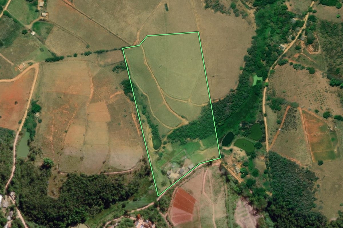 Imagem de satélite do imóvel rural em Paty do Alferes (RJ), com o contorno declarado no CAR desenhado por cima.