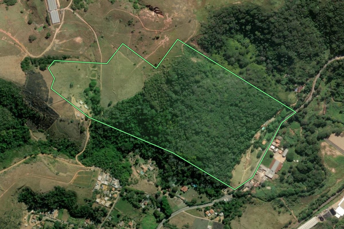Imagem de satélite do imóvel rural em Paty do Alferes (RJ), com o contorno declarado no CAR desenhado por cima.