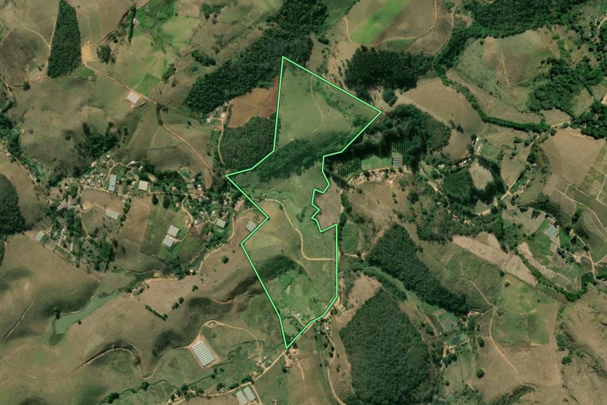 Imagem de satélite do imóvel rural em Paty do Alferes (RJ), com o contorno declarado no CAR desenhado por cima.