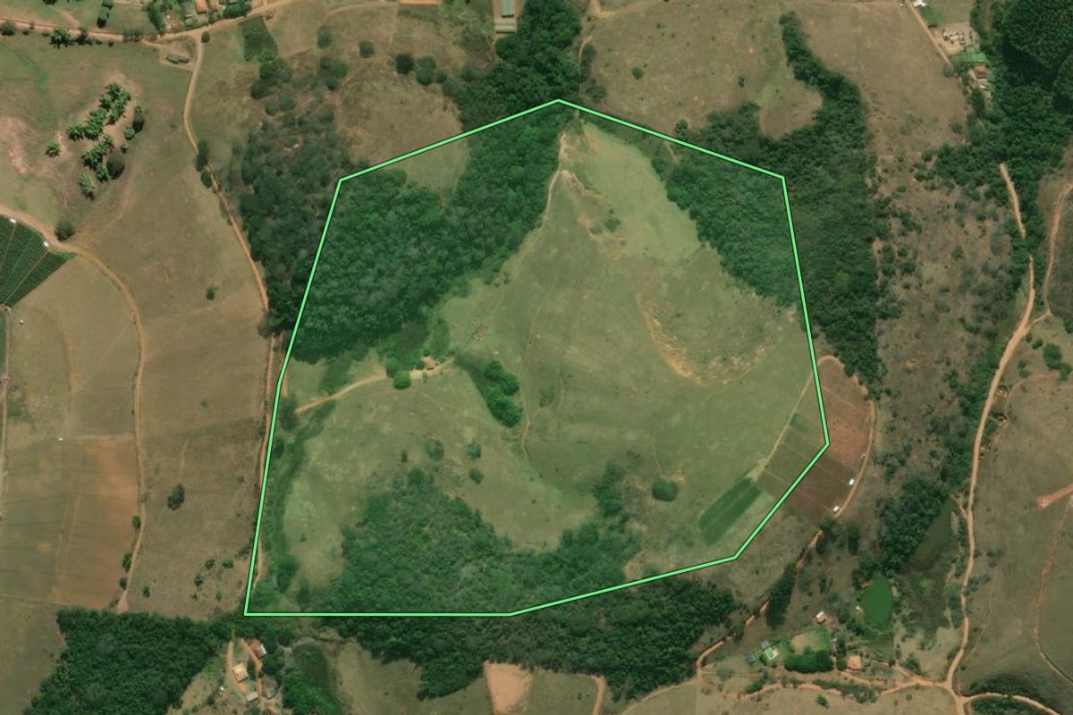 Imagem de satélite do imóvel rural em Paty do Alferes (RJ), com o contorno declarado no CAR desenhado por cima.