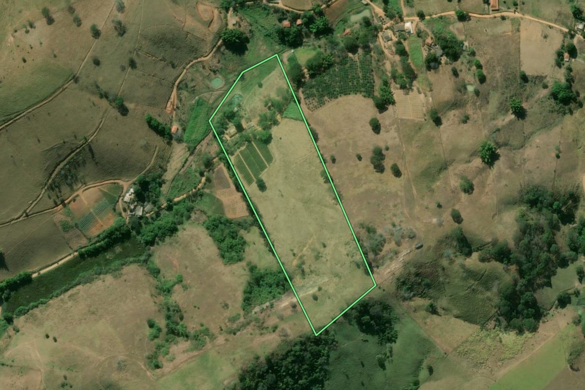 Imagem de satélite do imóvel rural em Paty do Alferes (RJ), com o contorno declarado no CAR desenhado por cima.