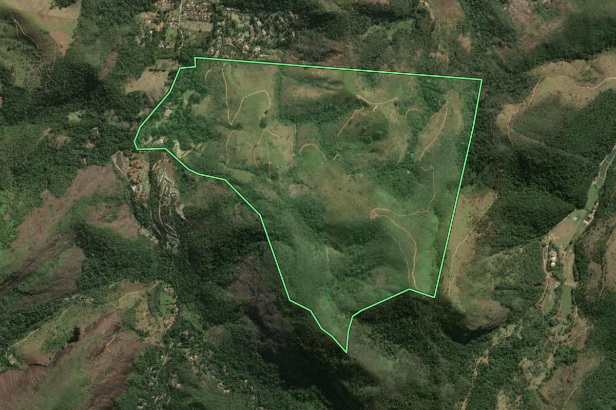Imagem de satélite do imóvel rural em Petrópolis (RJ), com o contorno declarado no CAR desenhado por cima.