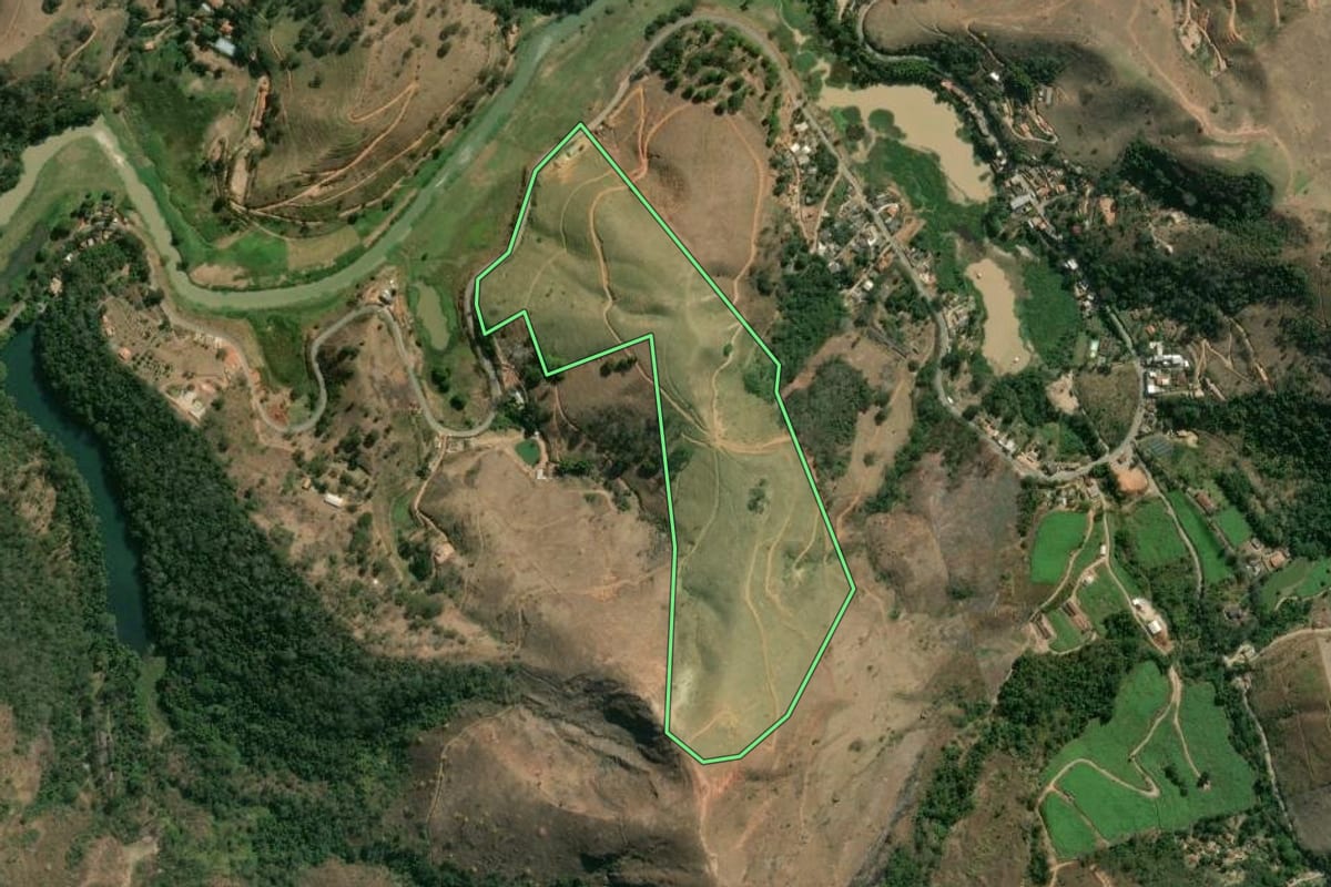 Imagem de satélite do imóvel rural em Petrópolis (RJ), com o contorno declarado no CAR desenhado por cima.