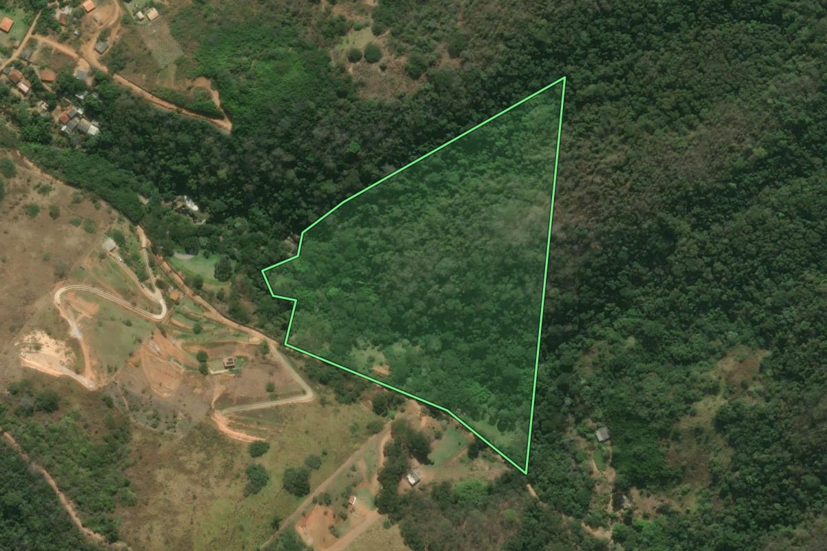 Imagem de satélite do imóvel rural em Petrópolis (RJ), com o contorno declarado no CAR desenhado por cima.