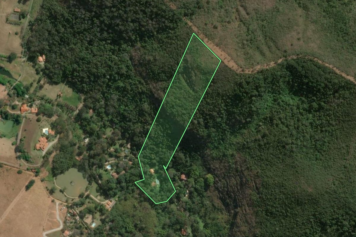 Imagem de satélite do imóvel rural em Petrópolis (RJ), com o contorno declarado no CAR desenhado por cima.