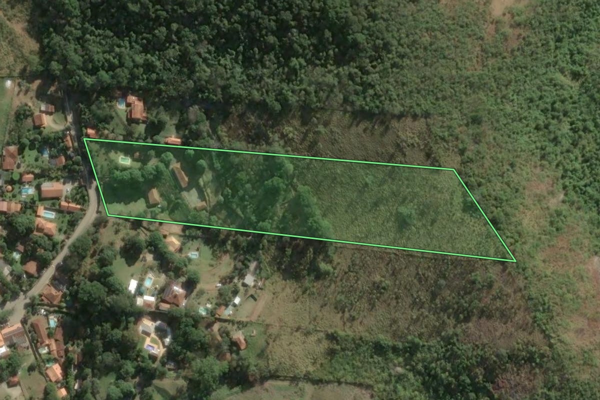 Imagem de satélite do imóvel rural em Petrópolis (RJ), com o contorno declarado no CAR desenhado por cima.