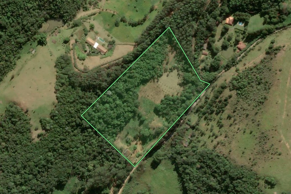 Imagem de satélite do imóvel rural em Petrópolis (RJ), com o contorno declarado no CAR desenhado por cima.