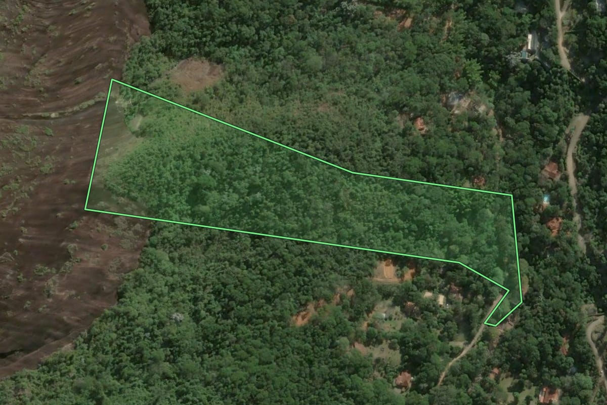 Imagem de satélite do imóvel rural em Petrópolis (RJ), com o contorno declarado no CAR desenhado por cima.