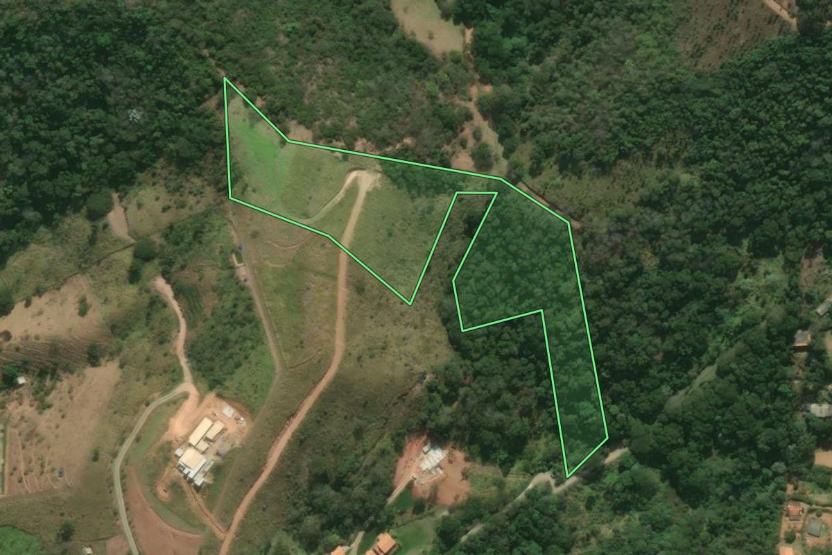 Imagem de satélite do imóvel rural em Petrópolis (RJ), com o contorno declarado no CAR desenhado por cima.