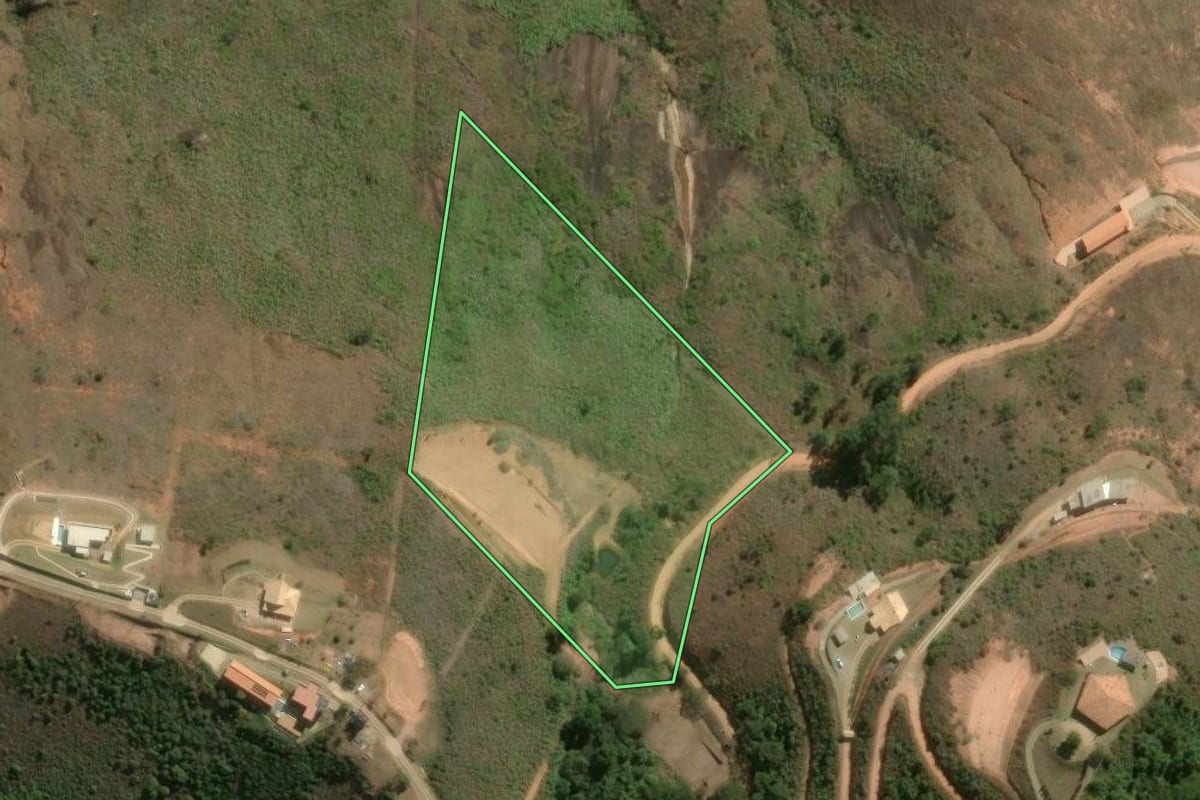 Imagem de satélite do imóvel rural em Petrópolis (RJ), com o contorno declarado no CAR desenhado por cima.
