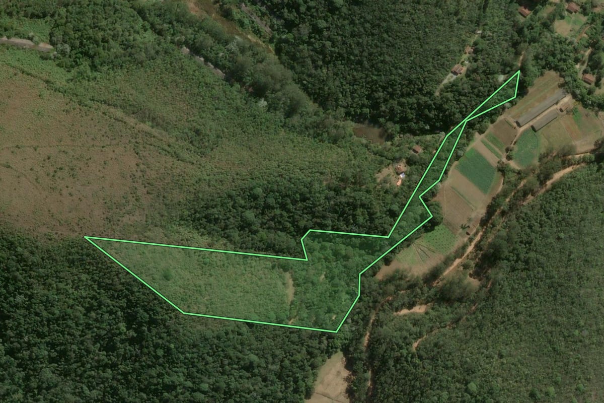 Imagem de satélite do imóvel rural em Petrópolis (RJ), com o contorno declarado no CAR desenhado por cima.
