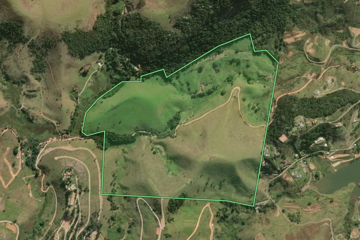 Imagem de satélite do imóvel rural em Petrópolis (RJ), com o contorno declarado no CAR desenhado por cima.