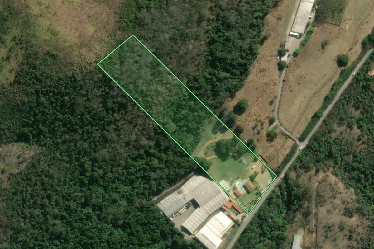 Imagem de satélite do imóvel rural em Petrópolis (RJ), com o contorno declarado no CAR desenhado por cima.