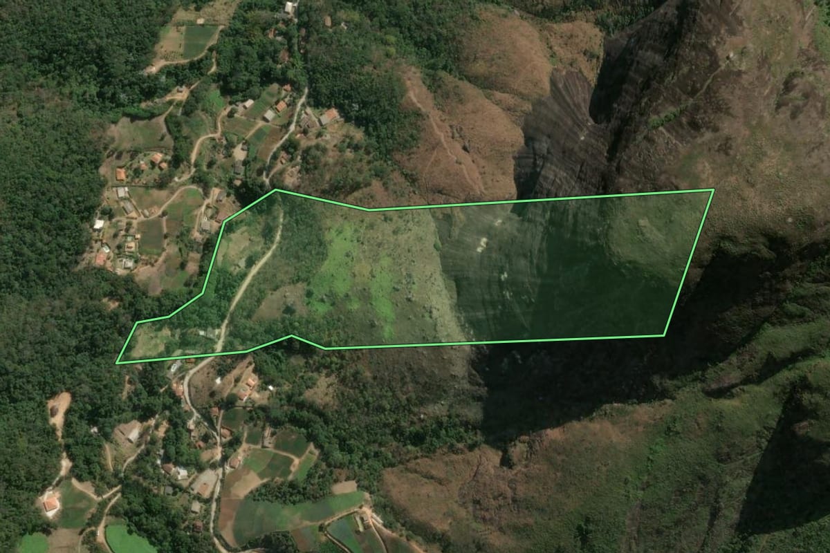 Imagem de satélite do imóvel rural em Petrópolis (RJ), com o contorno declarado no CAR desenhado por cima.