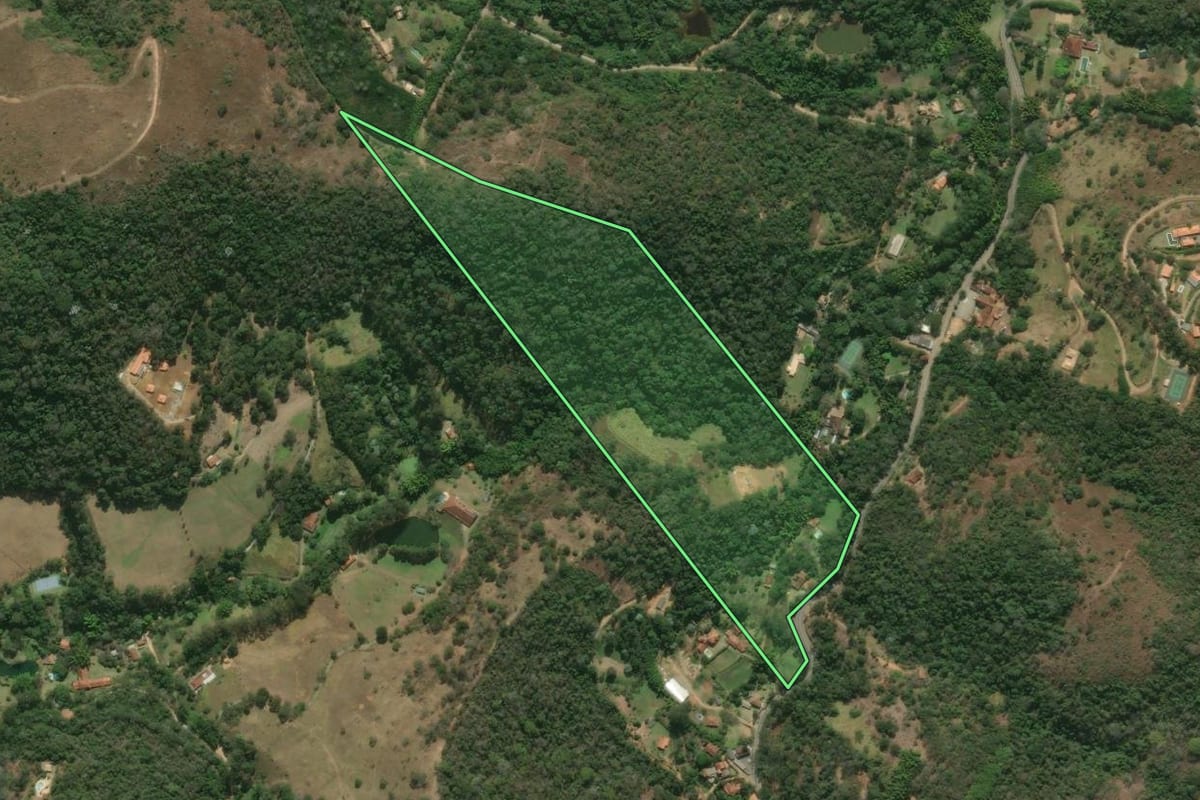 Imagem de satélite do imóvel rural em Petrópolis (RJ), com o contorno declarado no CAR desenhado por cima.