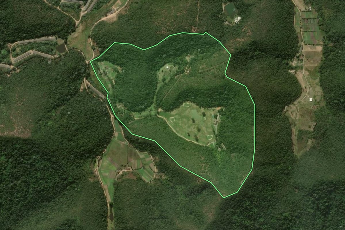 Imagem de satélite do imóvel rural em Petrópolis (RJ), com o contorno declarado no CAR desenhado por cima.