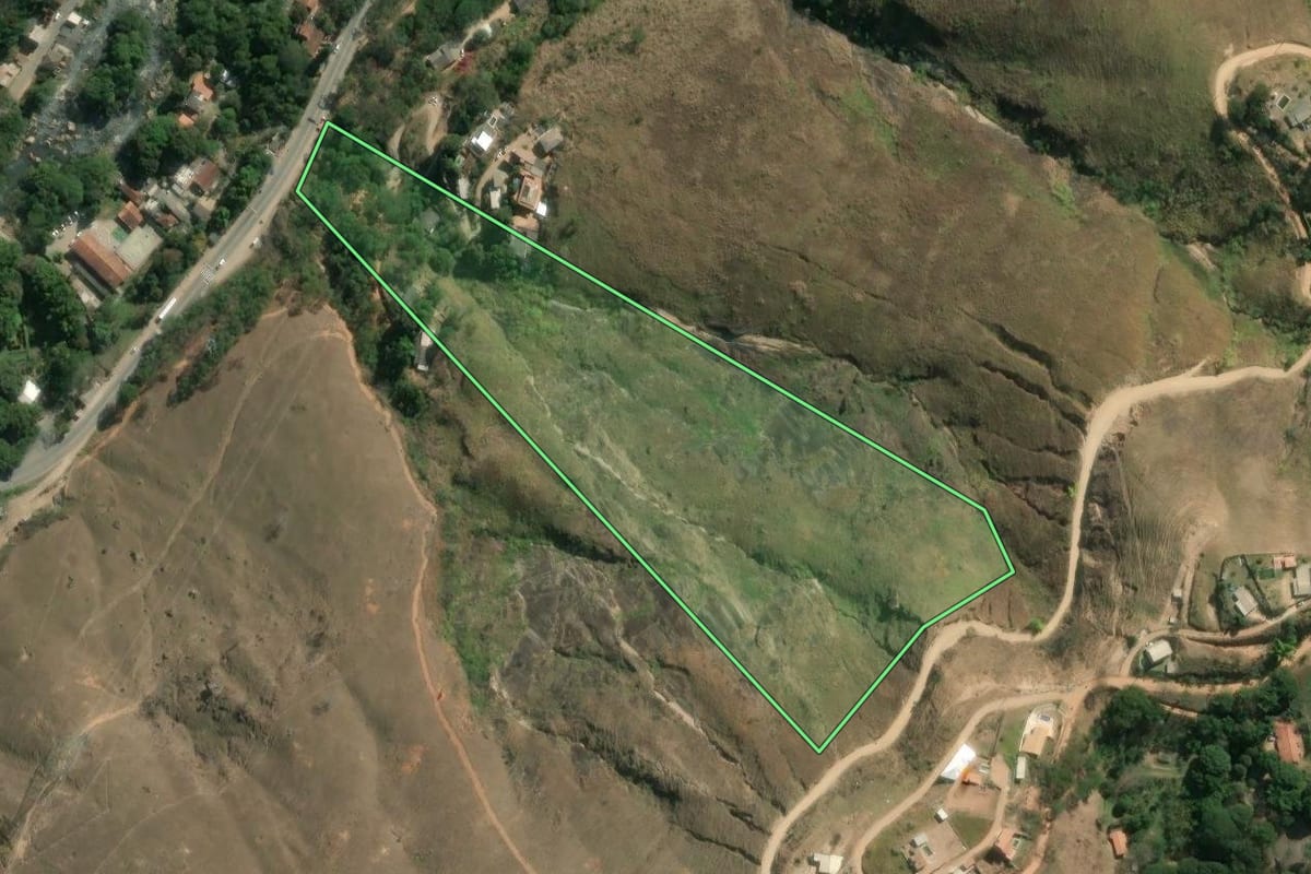 Imagem de satélite do imóvel rural em Petrópolis (RJ), com o contorno declarado no CAR desenhado por cima.
