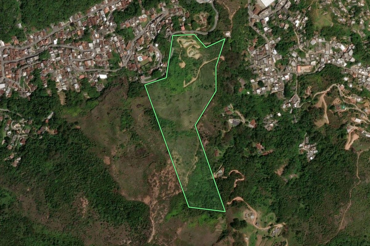 Imagem de satélite do imóvel rural em Petrópolis (RJ), com o contorno declarado no CAR desenhado por cima.
