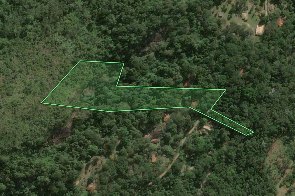 Imagem de satélite do imóvel rural em Petrópolis (RJ), com o contorno declarado no CAR desenhado por cima.