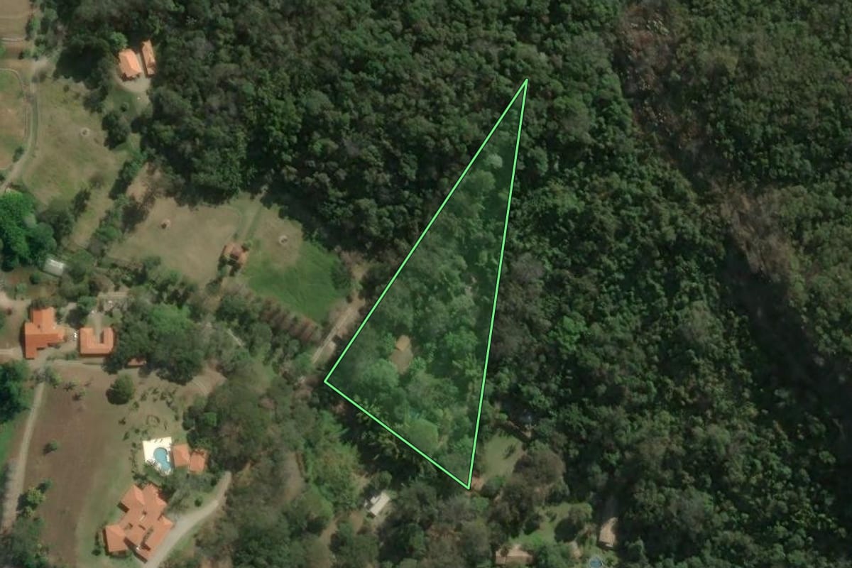 Imagem de satélite do imóvel rural em Petrópolis (RJ), com o contorno declarado no CAR desenhado por cima.