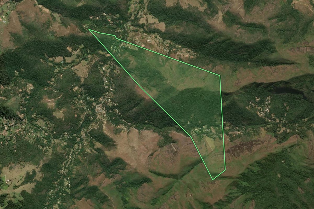 Imagem de satélite do imóvel rural em Petrópolis (RJ), com o contorno declarado no CAR desenhado por cima.