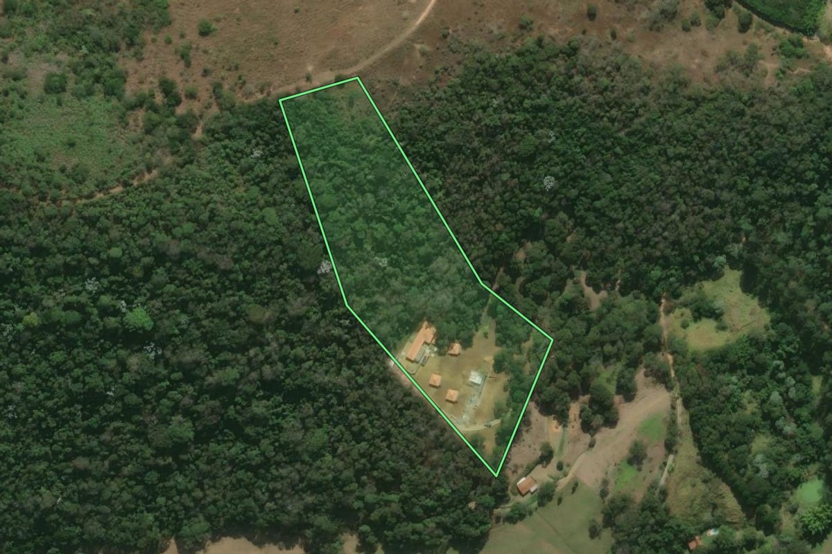 Imagem de satélite do imóvel rural em Petrópolis (RJ), com o contorno declarado no CAR desenhado por cima.