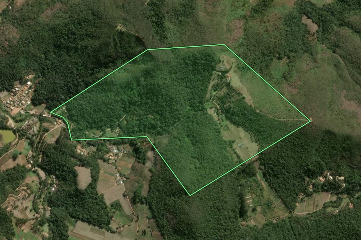 Imagem de satélite do imóvel rural em Petrópolis (RJ), com o contorno declarado no CAR desenhado por cima.