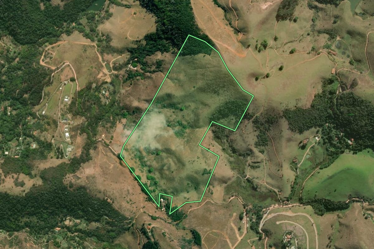 Imagem de satélite do imóvel rural em Petrópolis (RJ), com o contorno declarado no CAR desenhado por cima.
